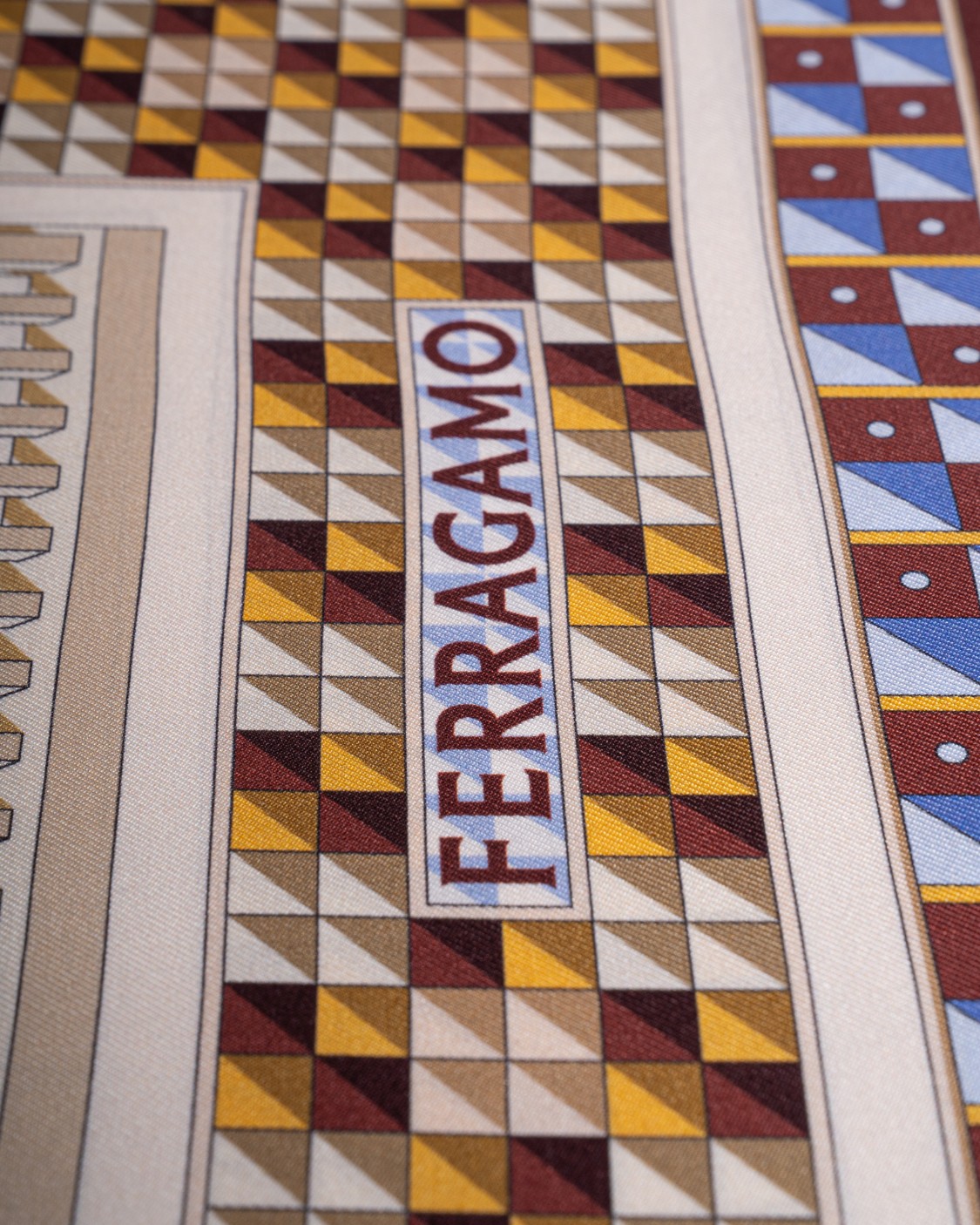 shop SALVATORE FERRAGAMO  Foulard: Salvatore Ferragamo foulard in seta.
Geometrie rinascimentali.
Dimensioni: 90x90 CM.
Composizione: 100% seta.
Made in Italy.. 310197-003 779331 number 1337675